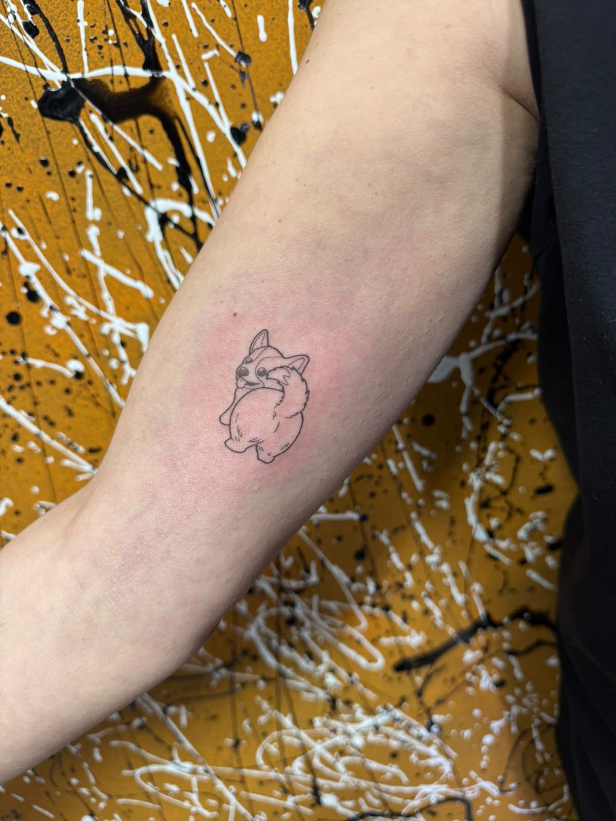Tatuaje fine line de un perrito corgi