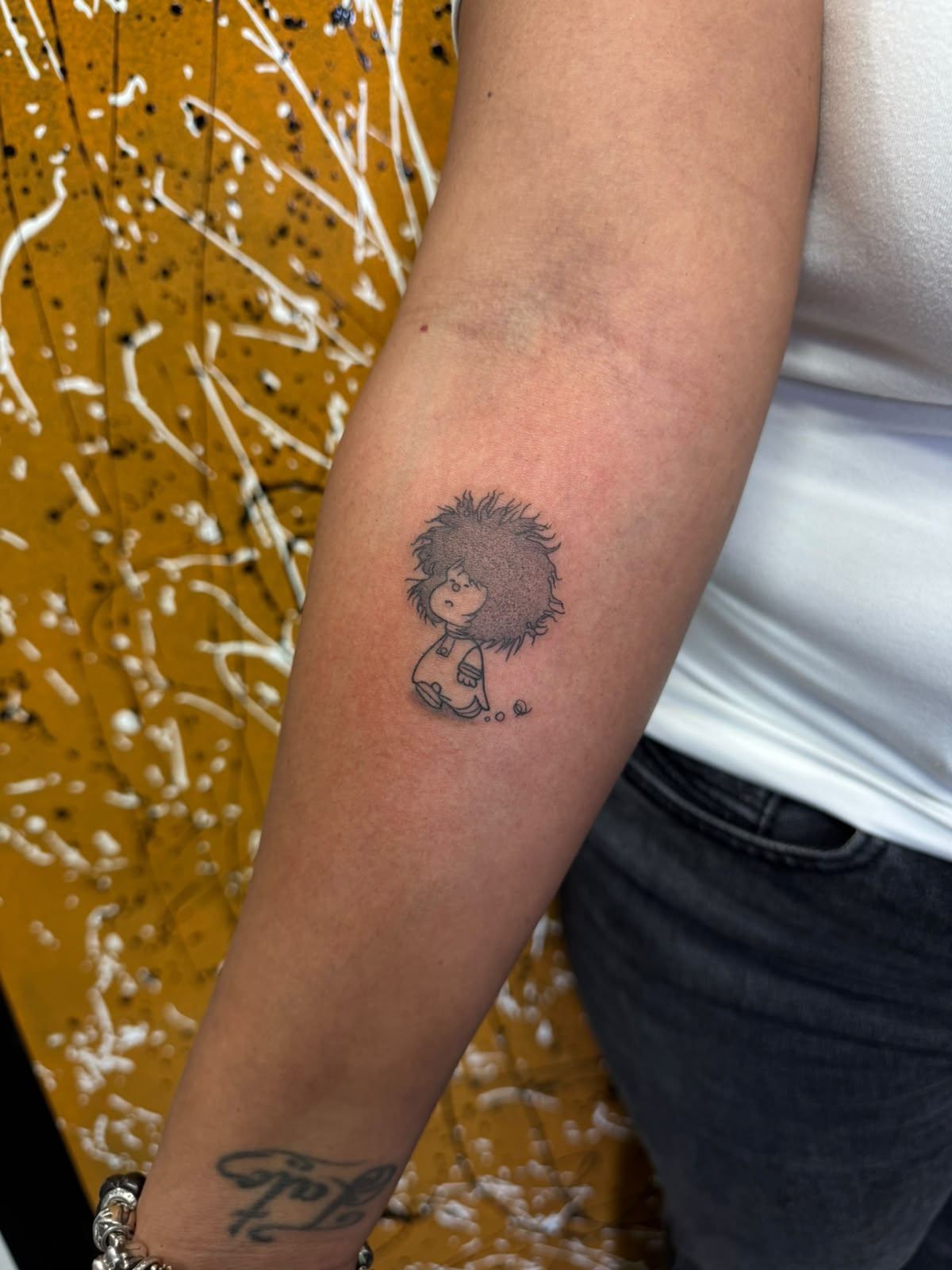 Tatuaje fine line de un personaje de cómic