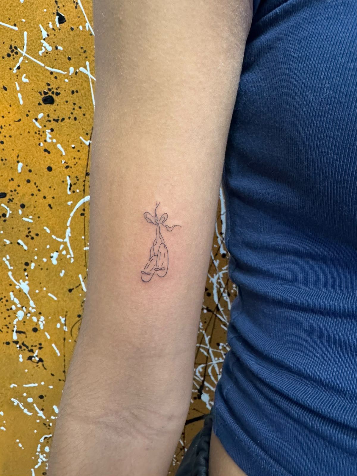 Tatuaje fine line de zapatillas de ballet