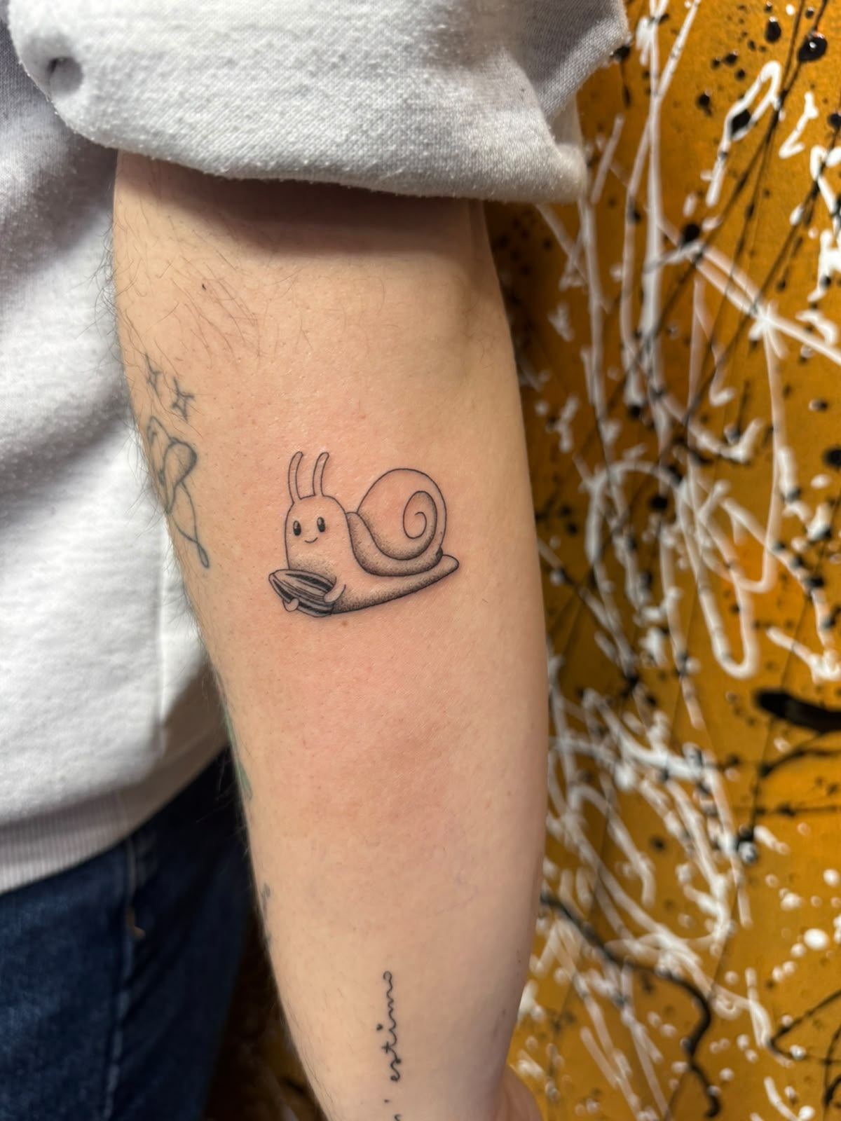 Tatuaje fine line de un caracol