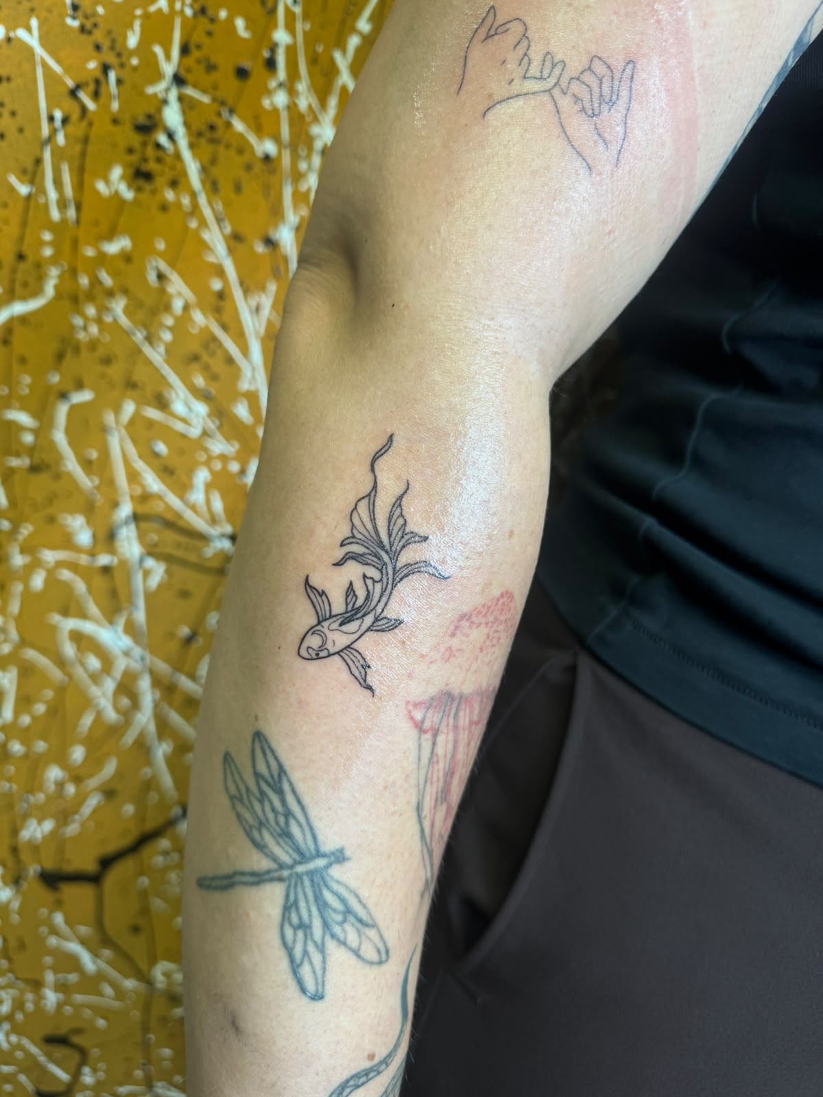 Tatuaje fine line de un pez ornamental