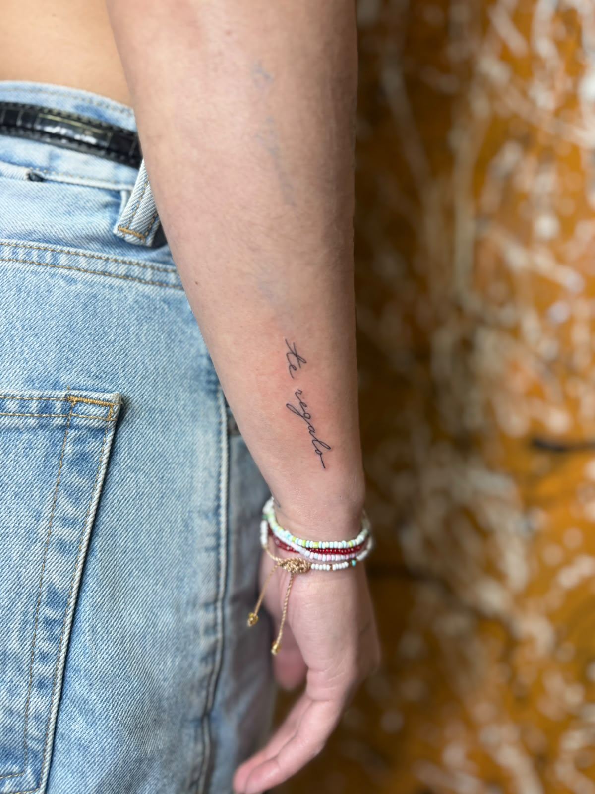 Tatuaje fine line de lettering: te regalo