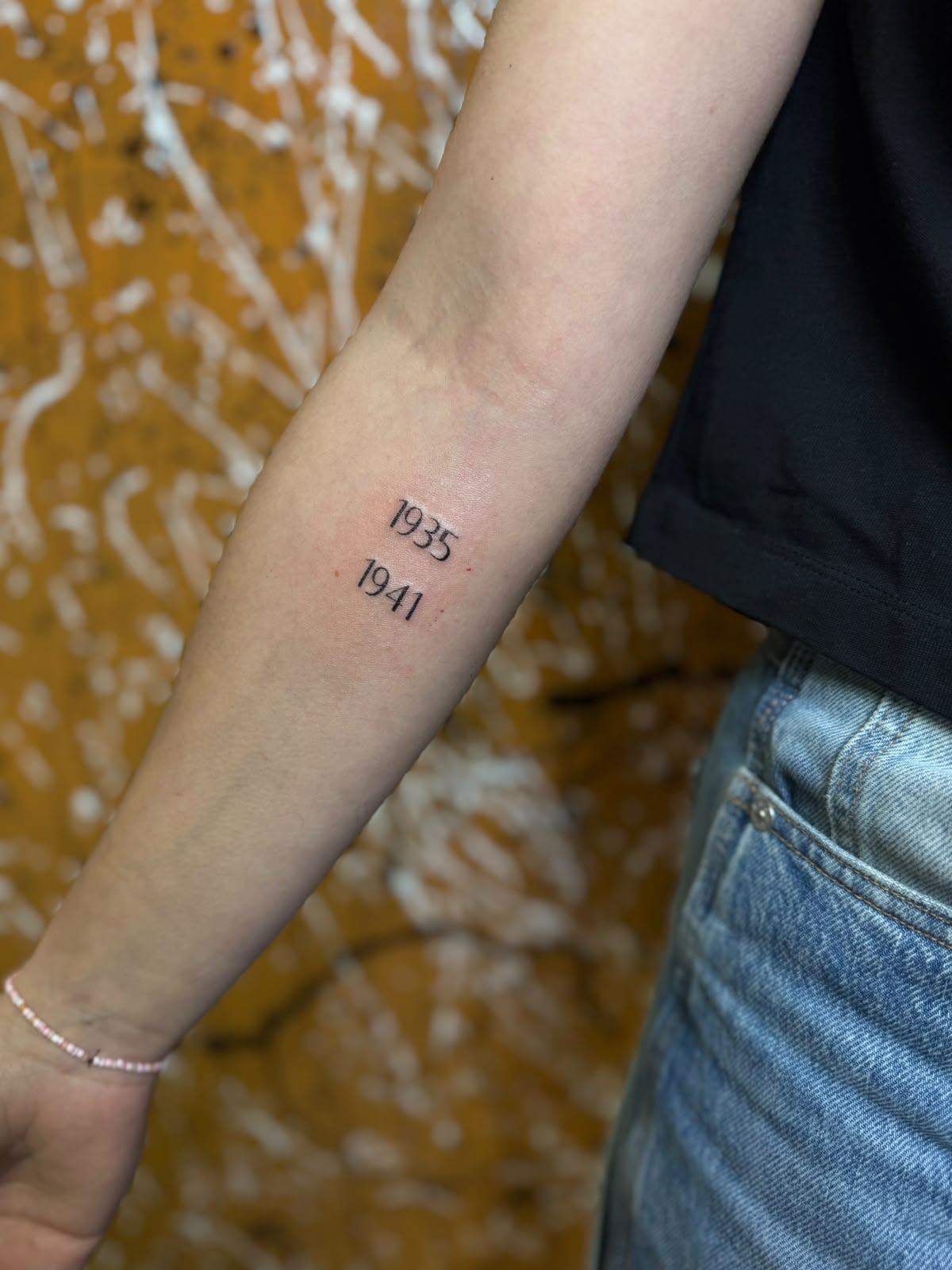 Tatuaje fine line de fechas conmemorativas
