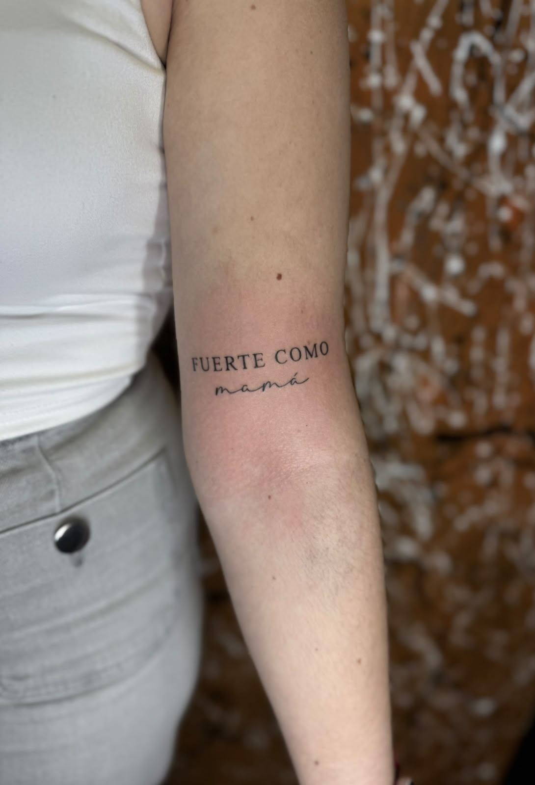 Tatuaje fine line de lettering: fuerte como mamá