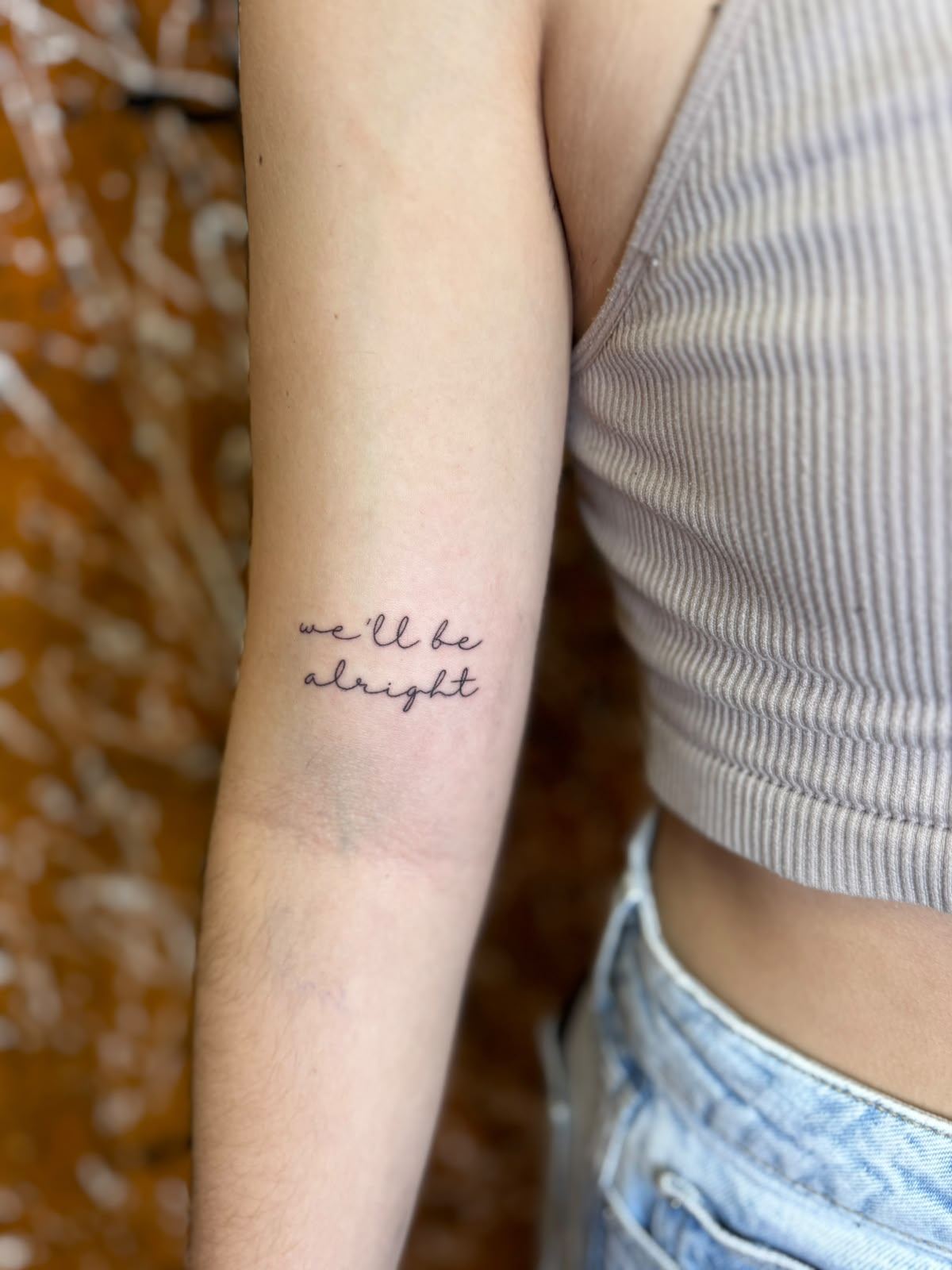 Tatuaje fine line de lettering: we'll be alright