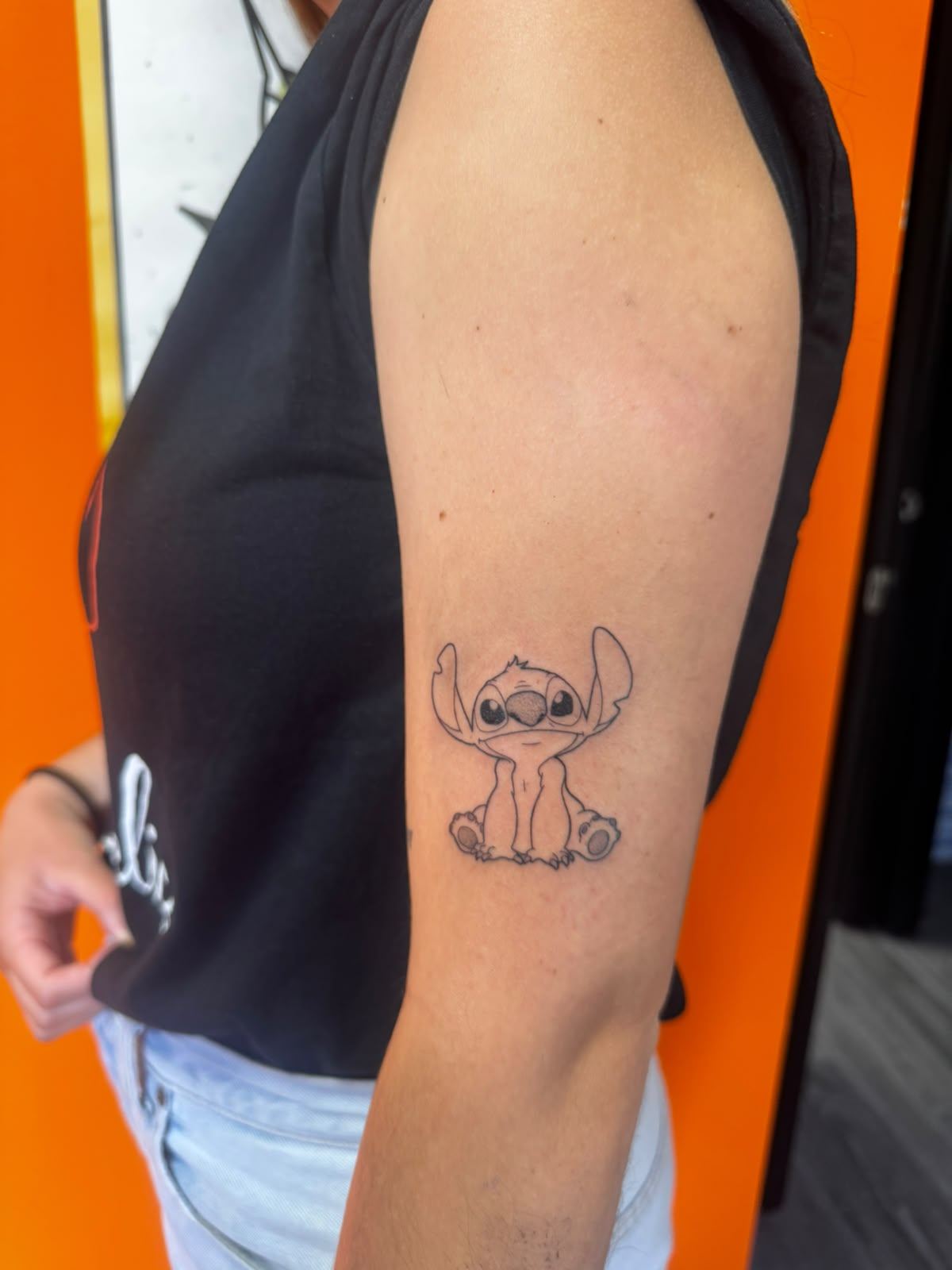 Tatuaje fine line de Stitch